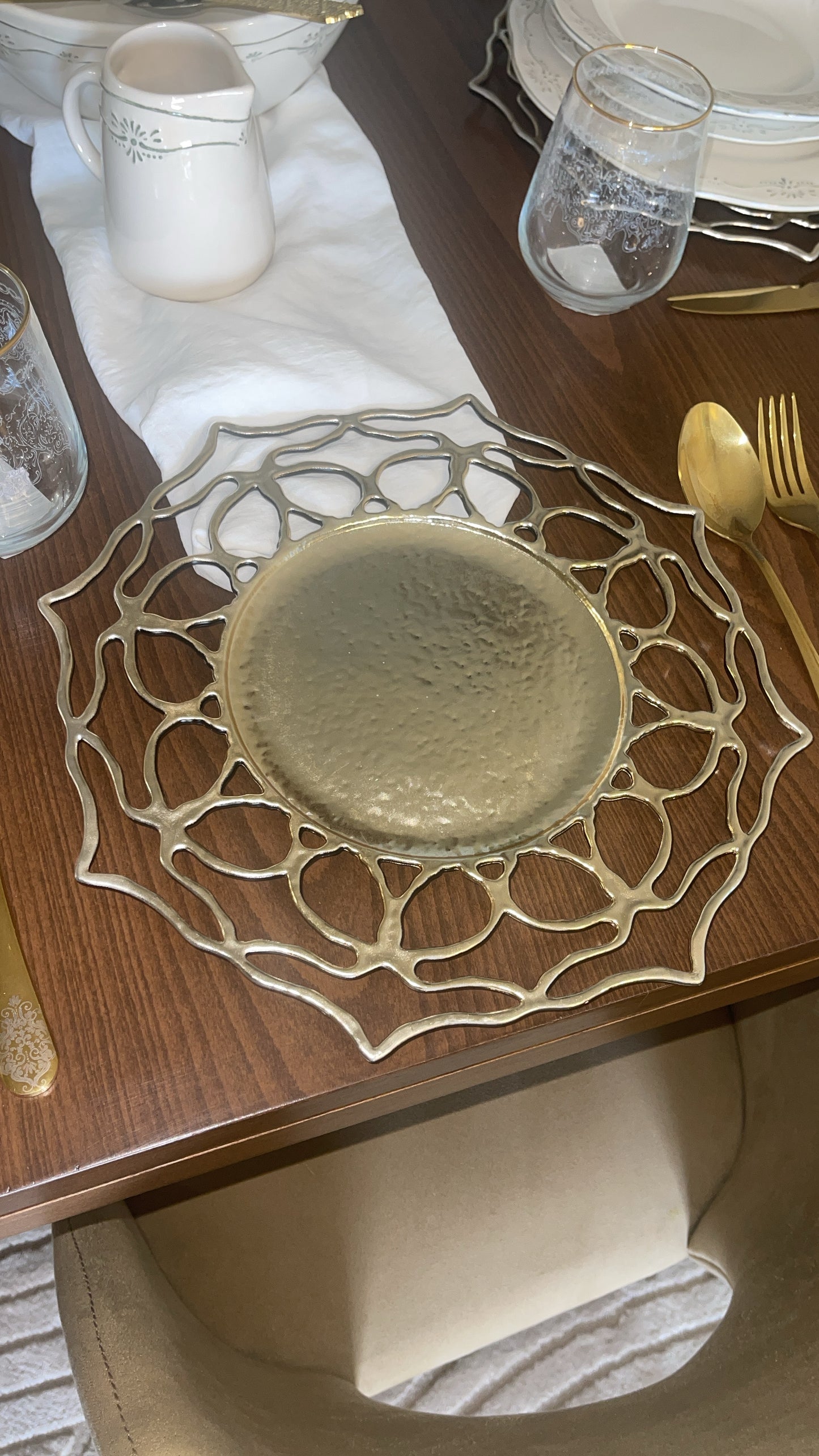 Un lot de 6 dessous d’assiettes fil doré
