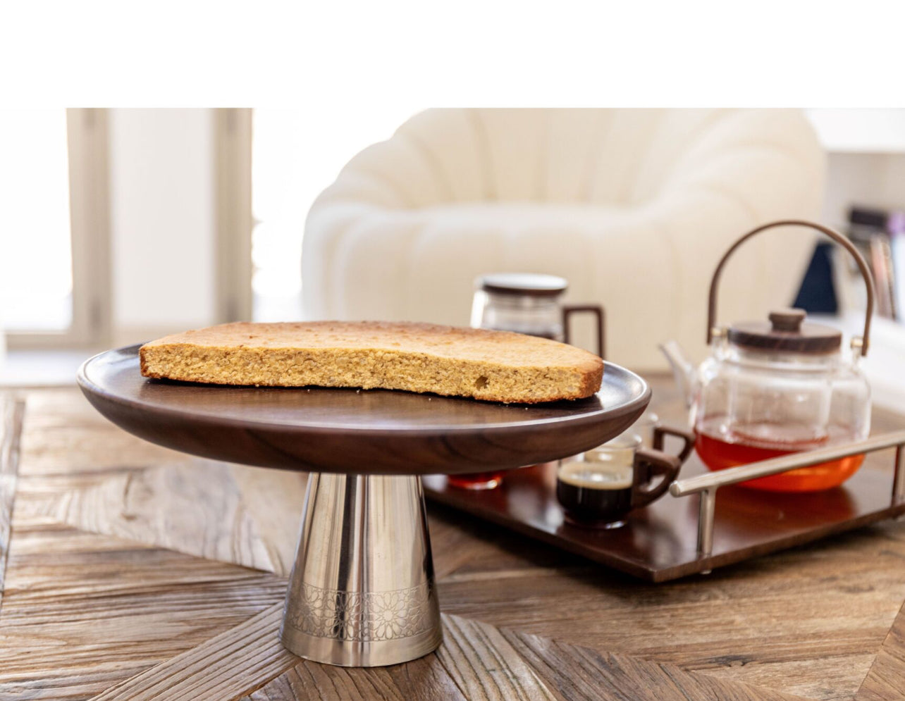 PLAT A TARTE EN BOIS SUR PIED EN METAL ARGENT