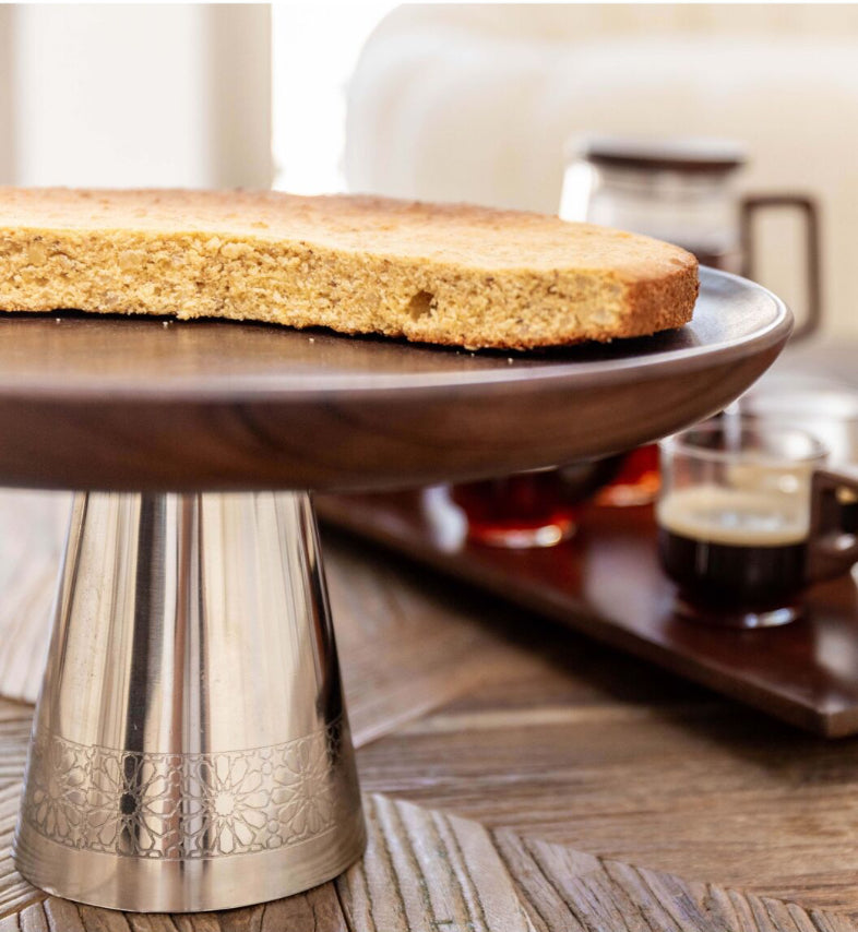 PLAT A TARTE EN BOIS SUR PIED EN METAL ARGENT