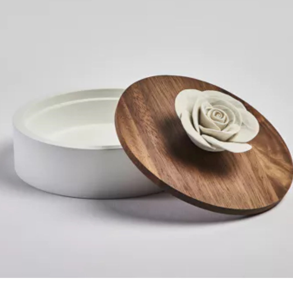 Boîte décorative en bois ornée d'une fleur en céramique