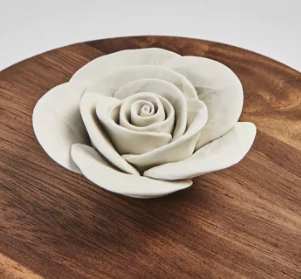 Boîte décorative en bois ornée d'une fleur en céramique