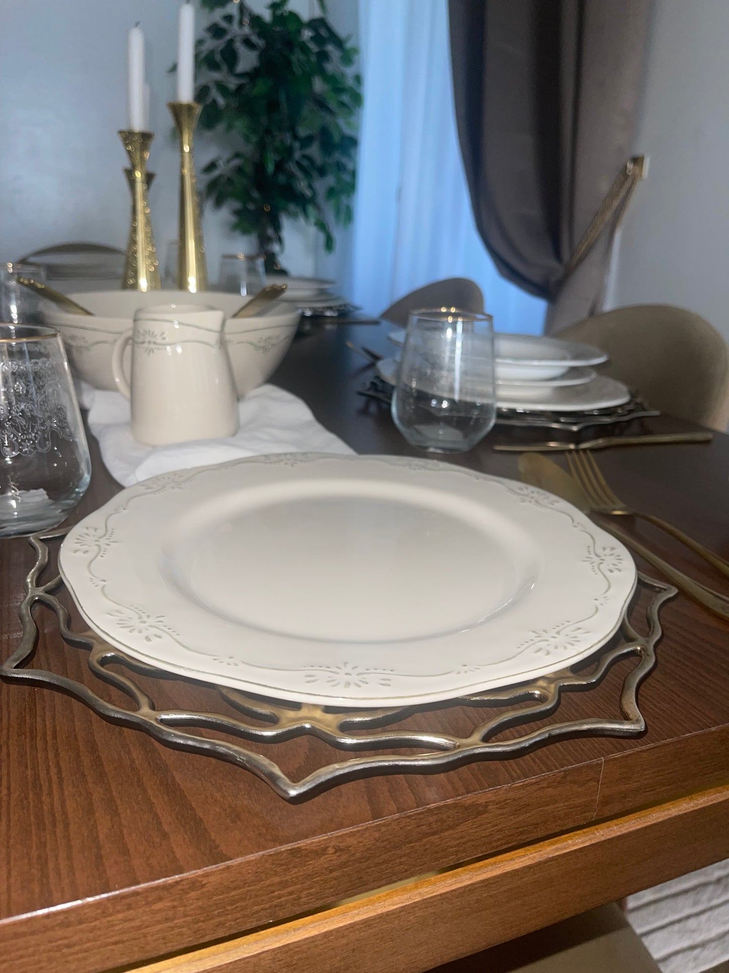 Un lot de 6 dessous d’assiettes fil doré