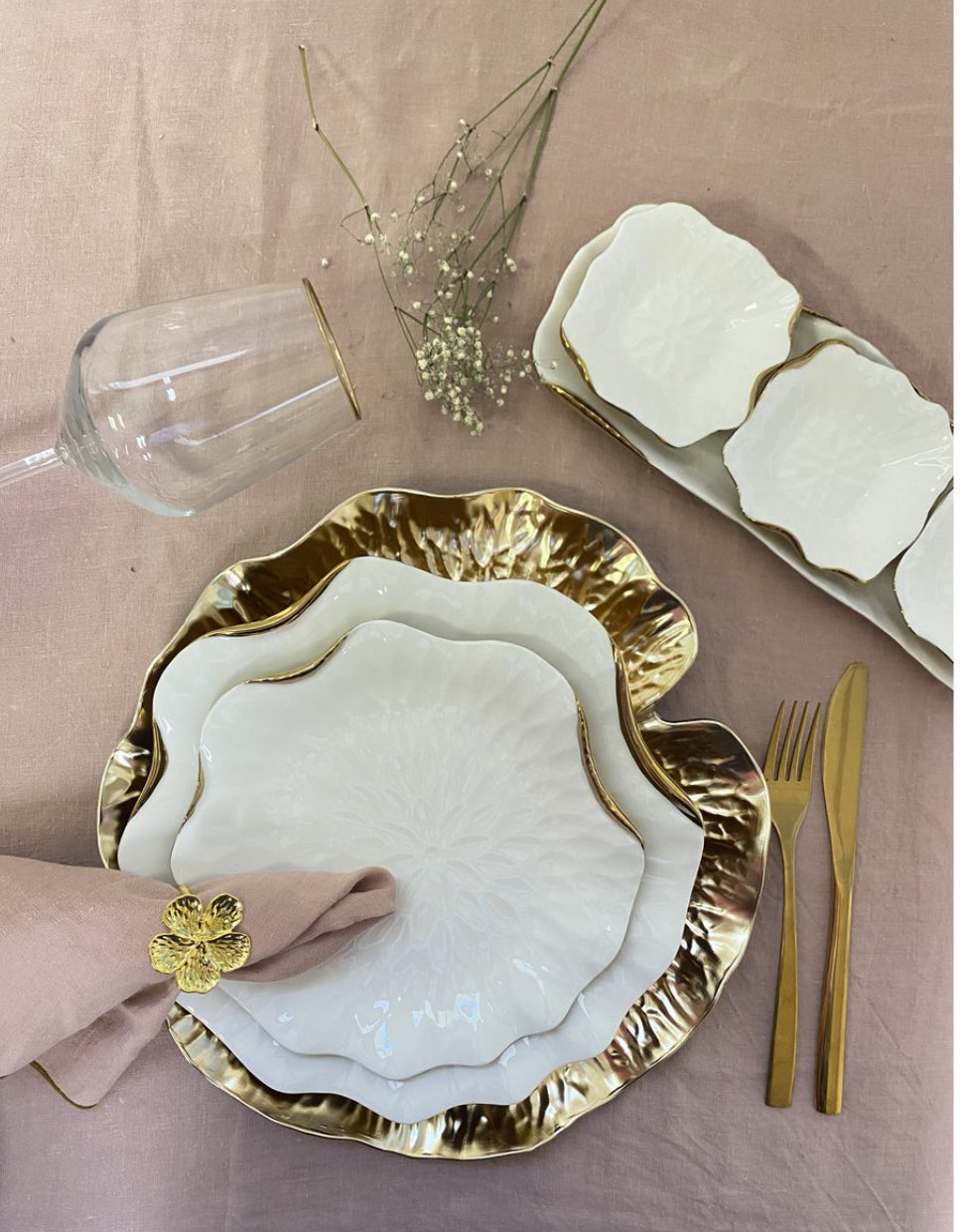 ASSIETTE PLATE EN PORCELAINE BLANCHE AVEC BORDS DORES